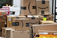 产品打造了几个月，只开启了一组亚马逊自动型广告，销量和排名忽高忽低，怎么办？