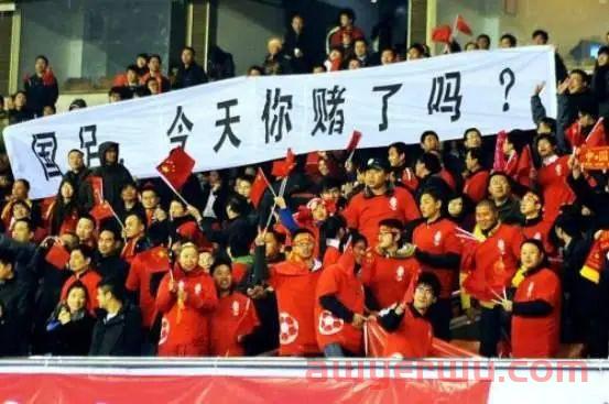 黑五罢工、20万人围总统府！日韩踢进世界杯，后院却