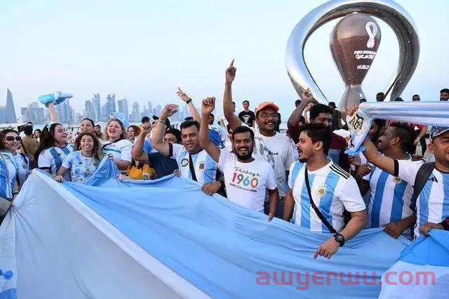 黑五罢工、20万人围总统府！日韩踢进世界杯，后院却