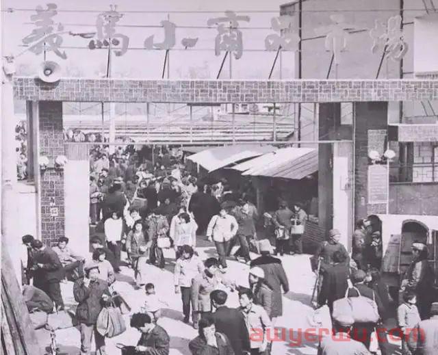 从几百个摊位，到全球最大批发市场：义乌凭啥